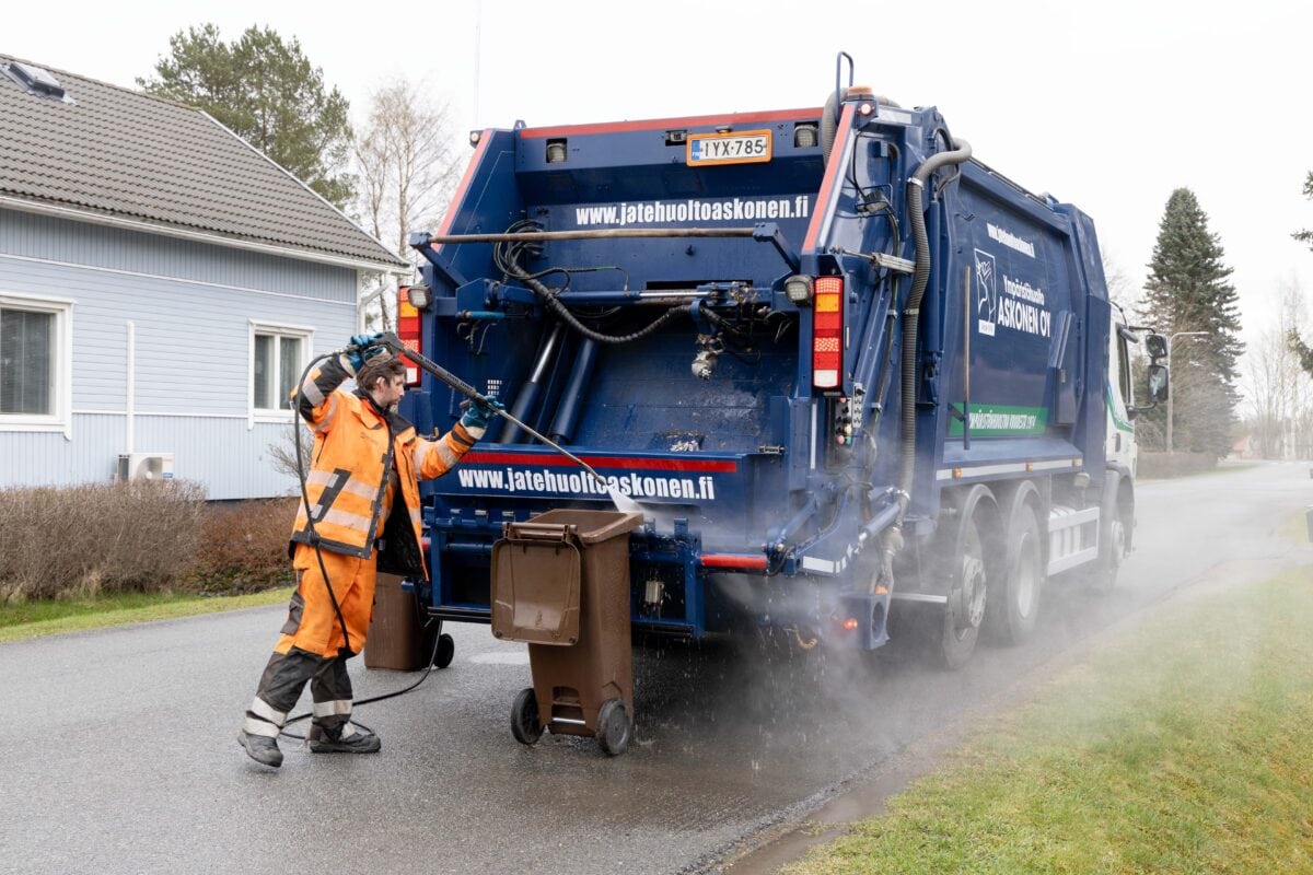 Biojäteastioiden pesut käynnissä, Loimi-Hämeen Jätehuolto Oy